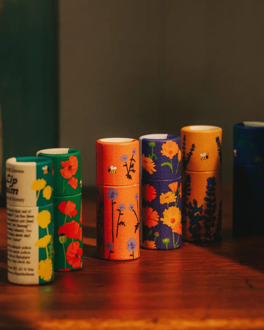 Läppcerat med blommotiv som står på ett bord.