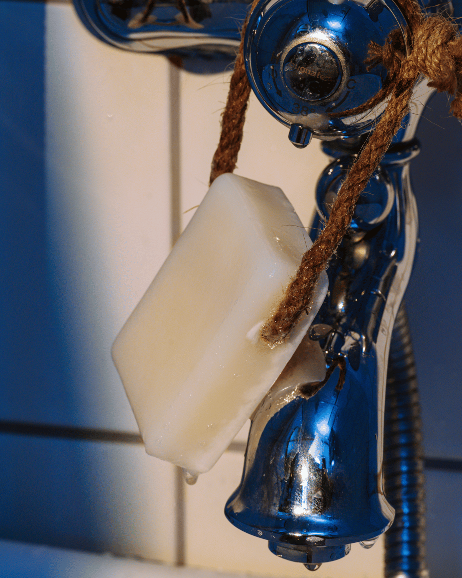 En Gotlandstvål som hänger från en vattenkran.