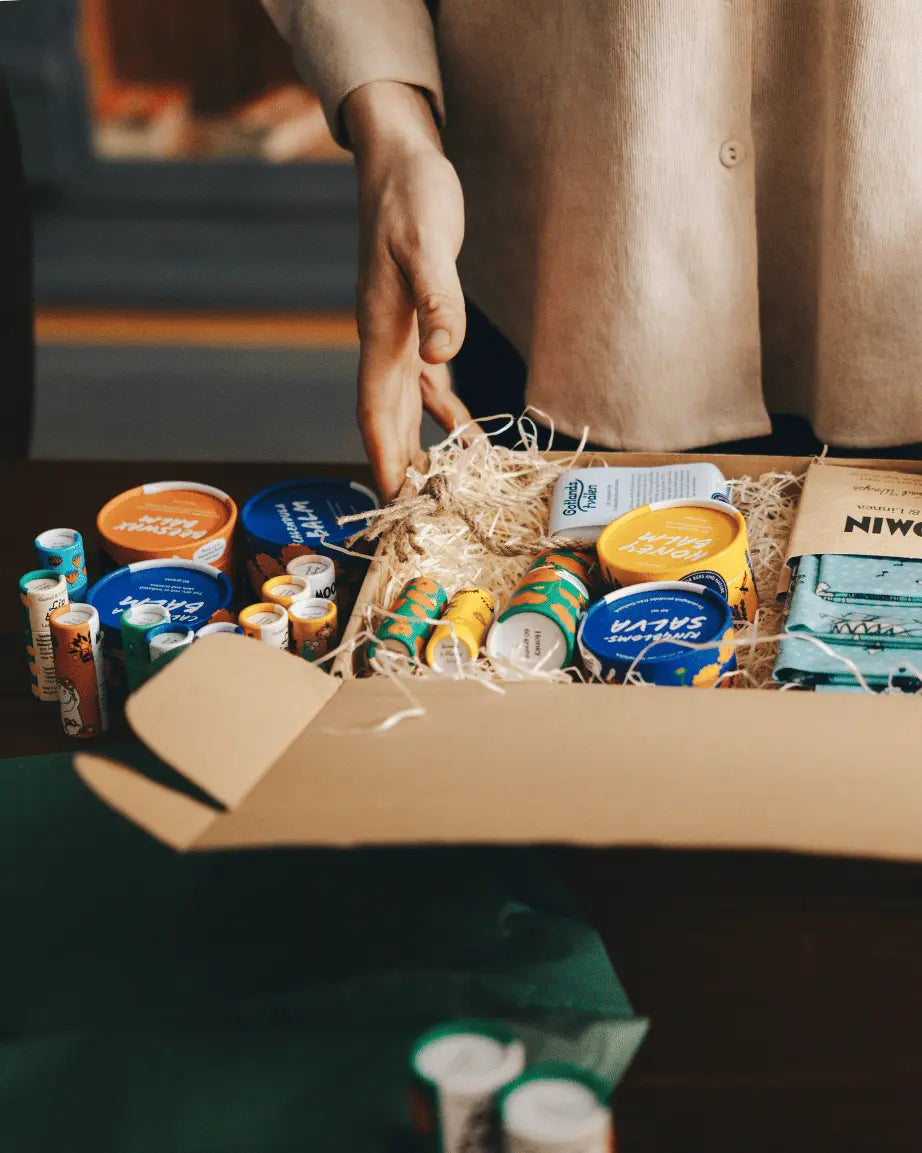 Gustaf & Linnea produktkit som packas för leverans.