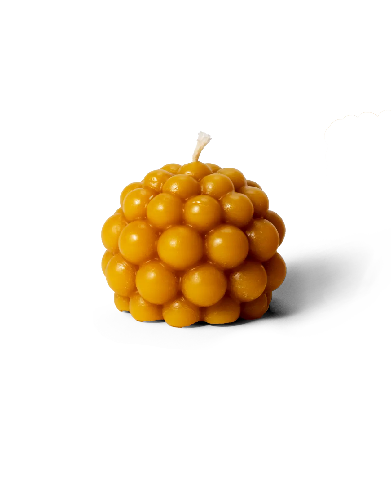 Bivokslys formet som et laksebær, håndstøpt av naturlig bivoks.