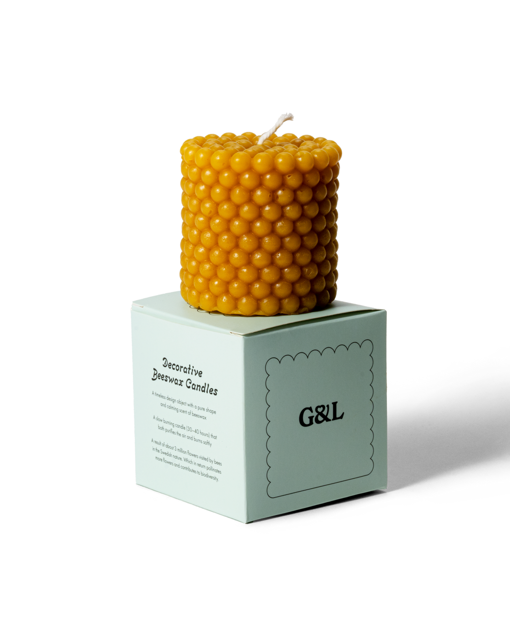 Handgjort bivaxljus i form av pollen, med mjuk och naturlig struktur.