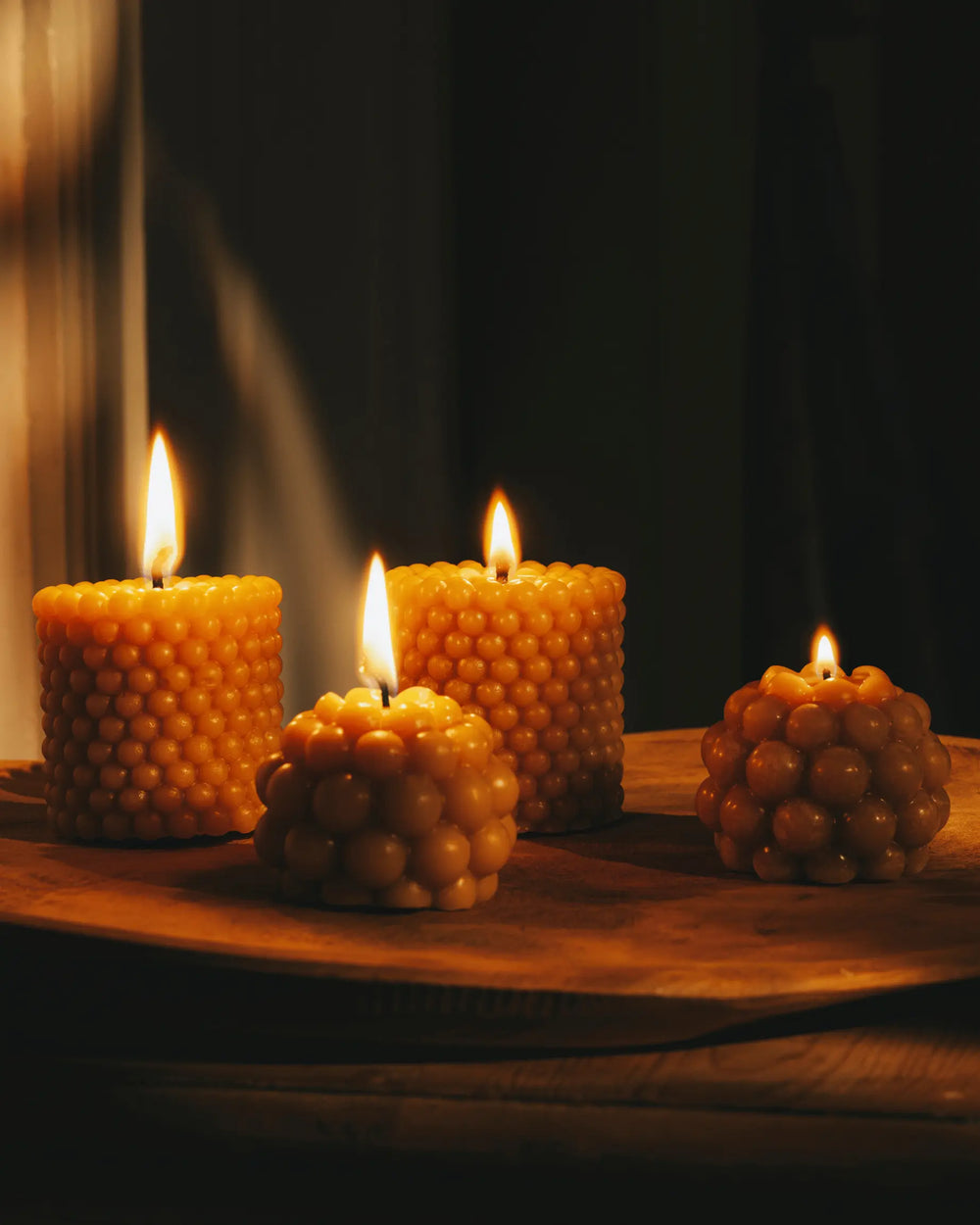 Fire bivokslys tent og brennende på et bord.