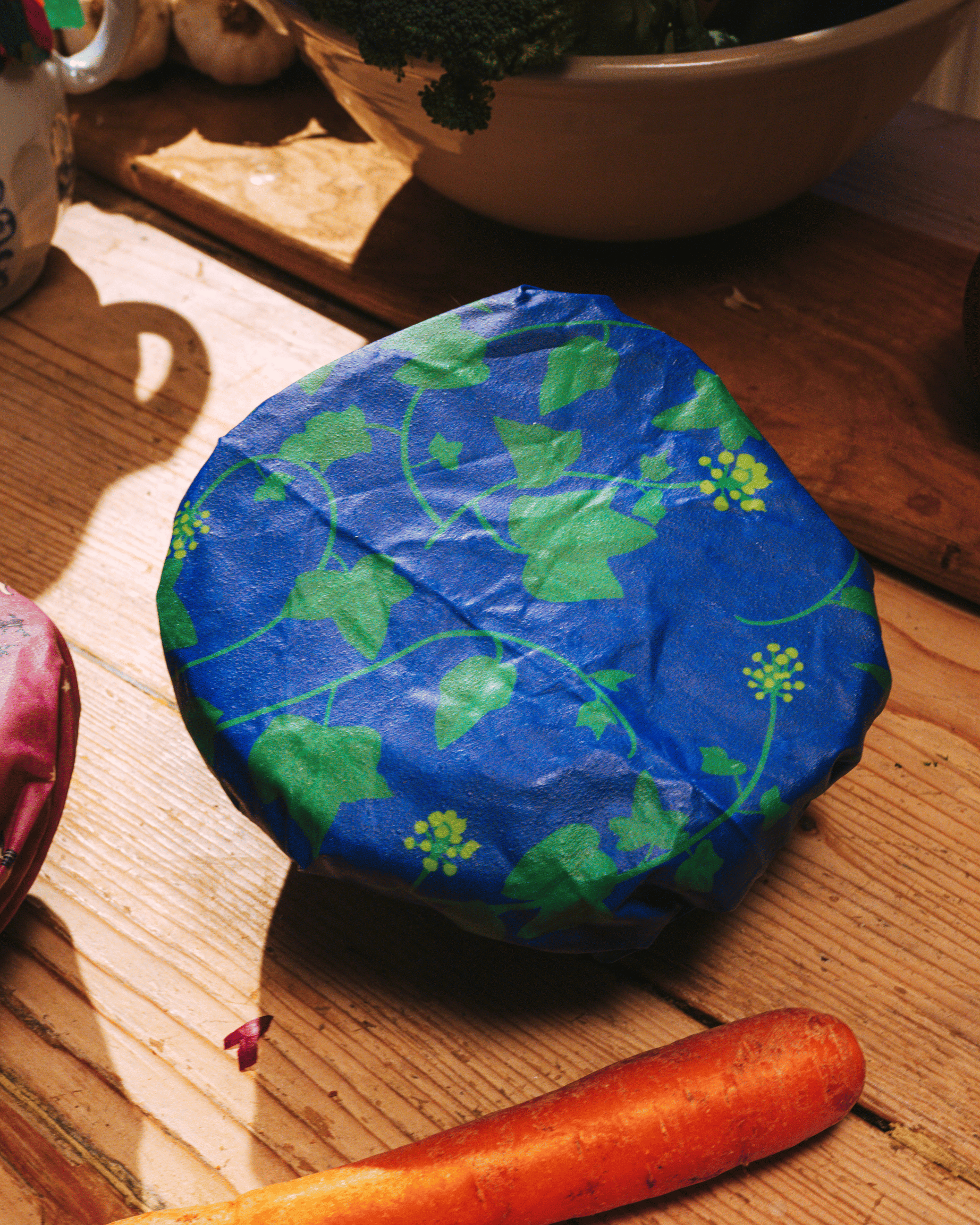 En bivaxduk med motiv av murgröna i ett kök.