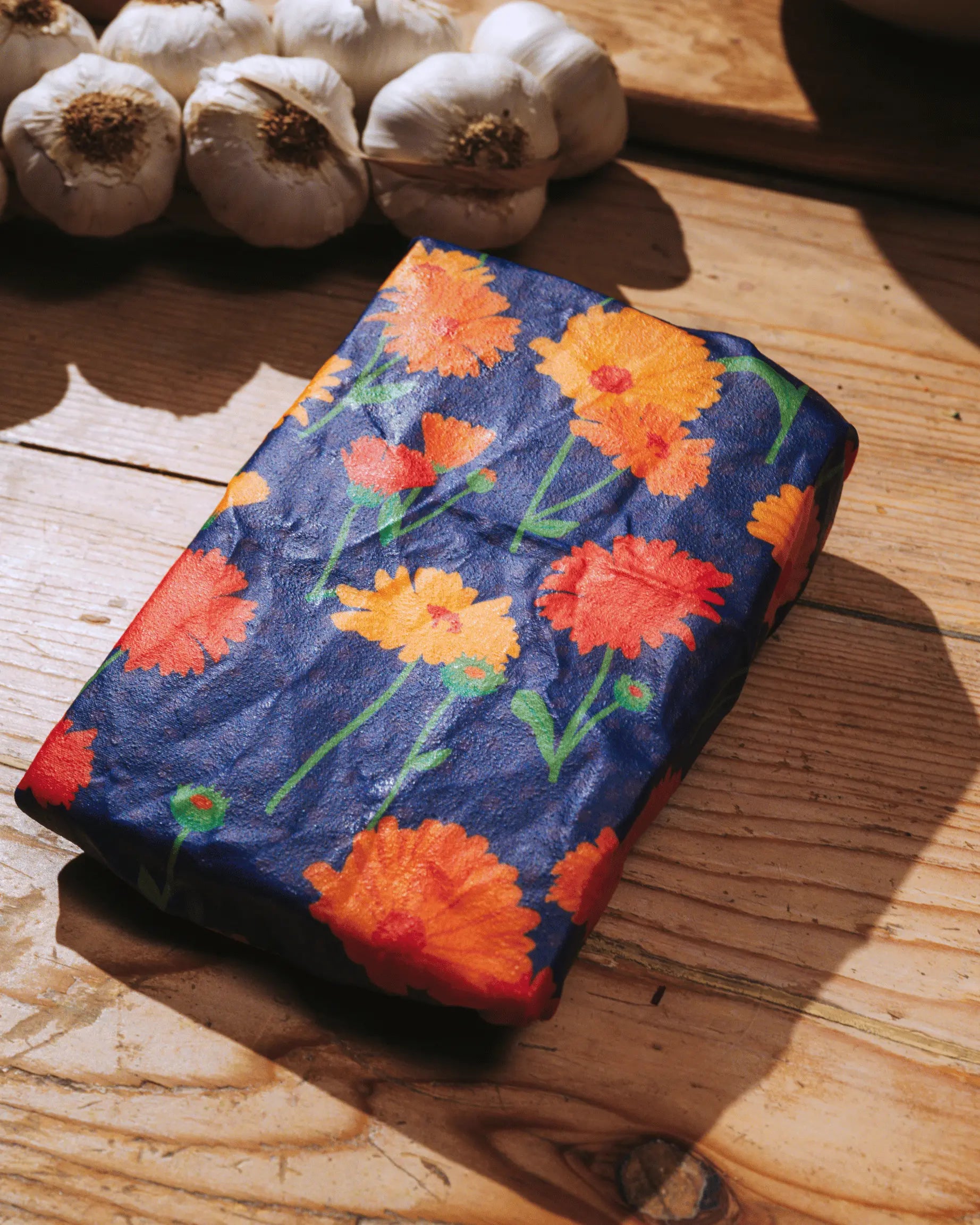 EN bivoksark med et ringblomstmotiv på et bord.