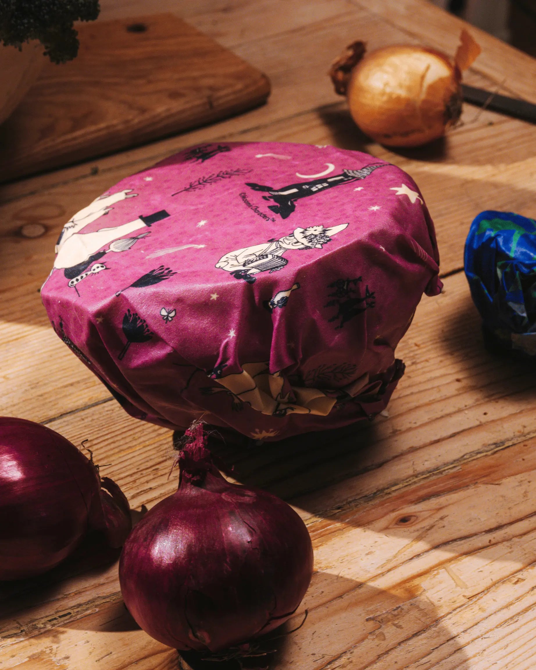 EN bivoksark med Mummi motiv brettet over en bolle på et bord.