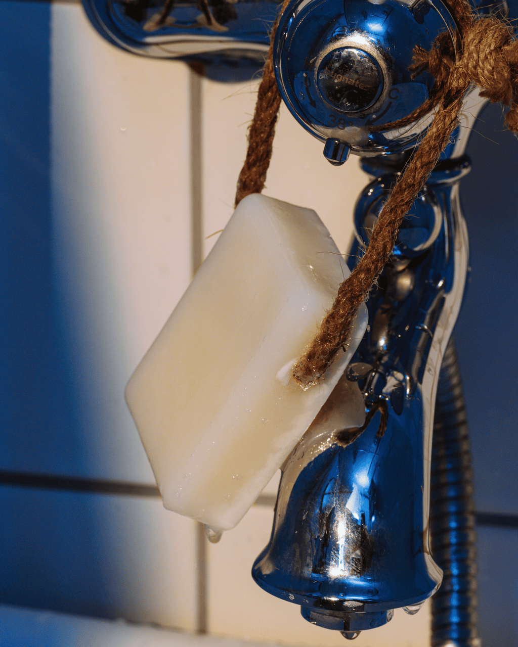 En gotlandstvål som hänger i en dusch.