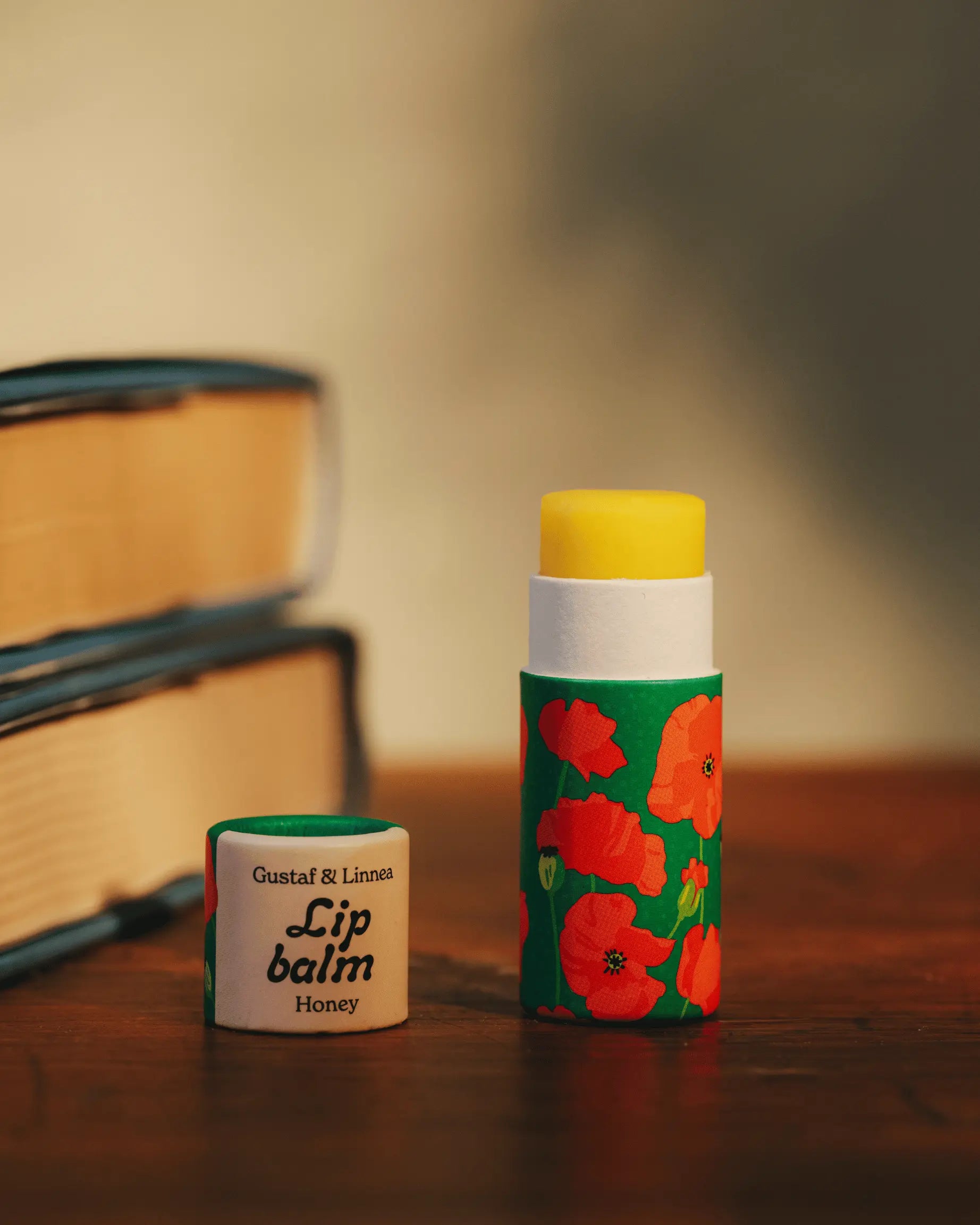 Läppcerat med smak av honung med blommotiv.