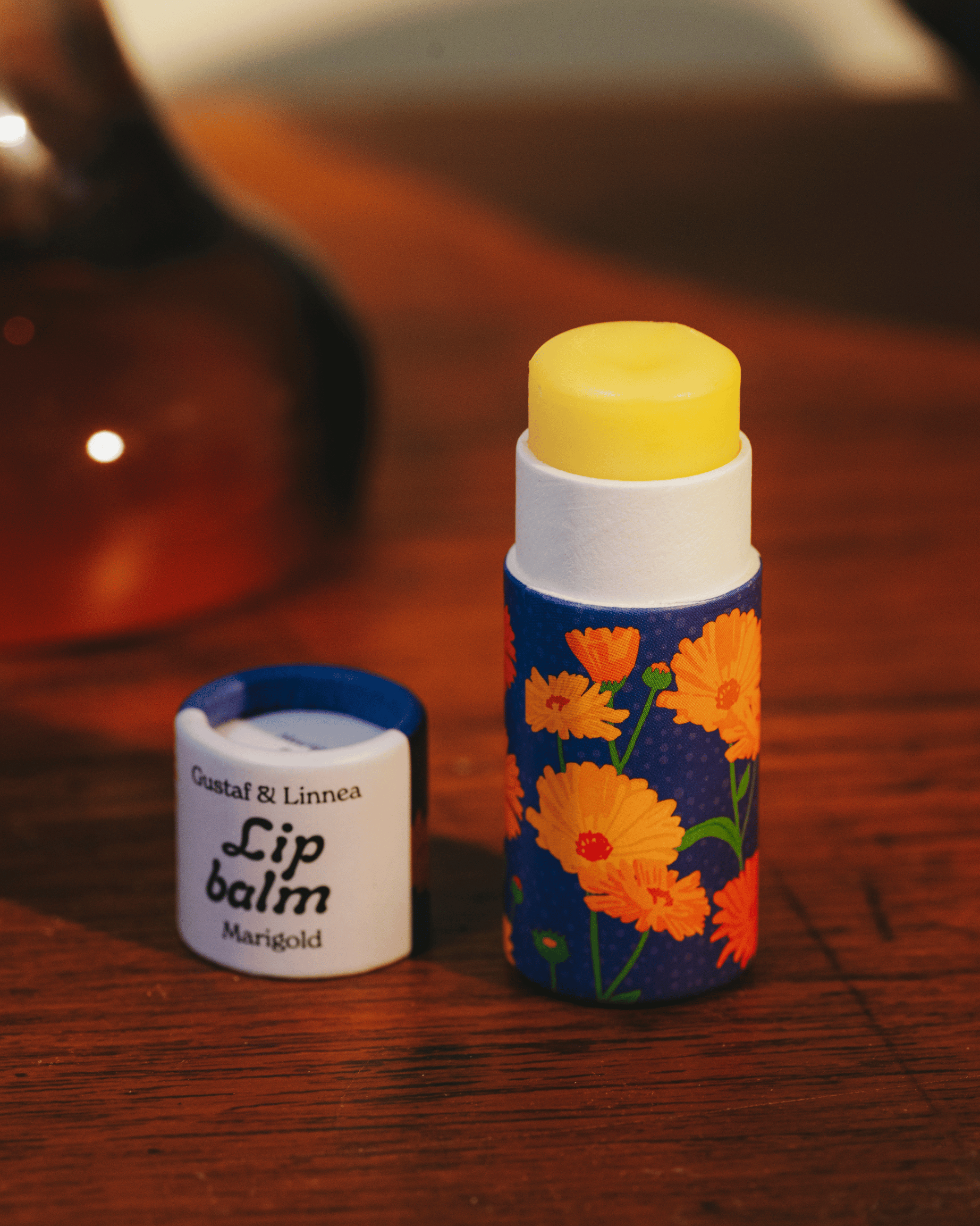 Ett öppnat läppcerat  med smak av ringblomma på ett bord.