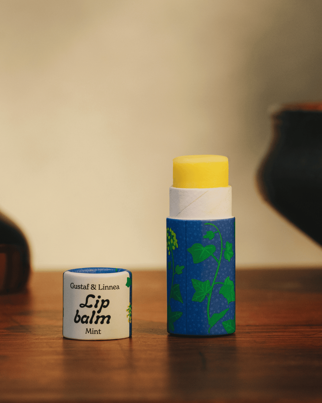 Ett öppet läppcerat med smak av mint som står på ett bord.