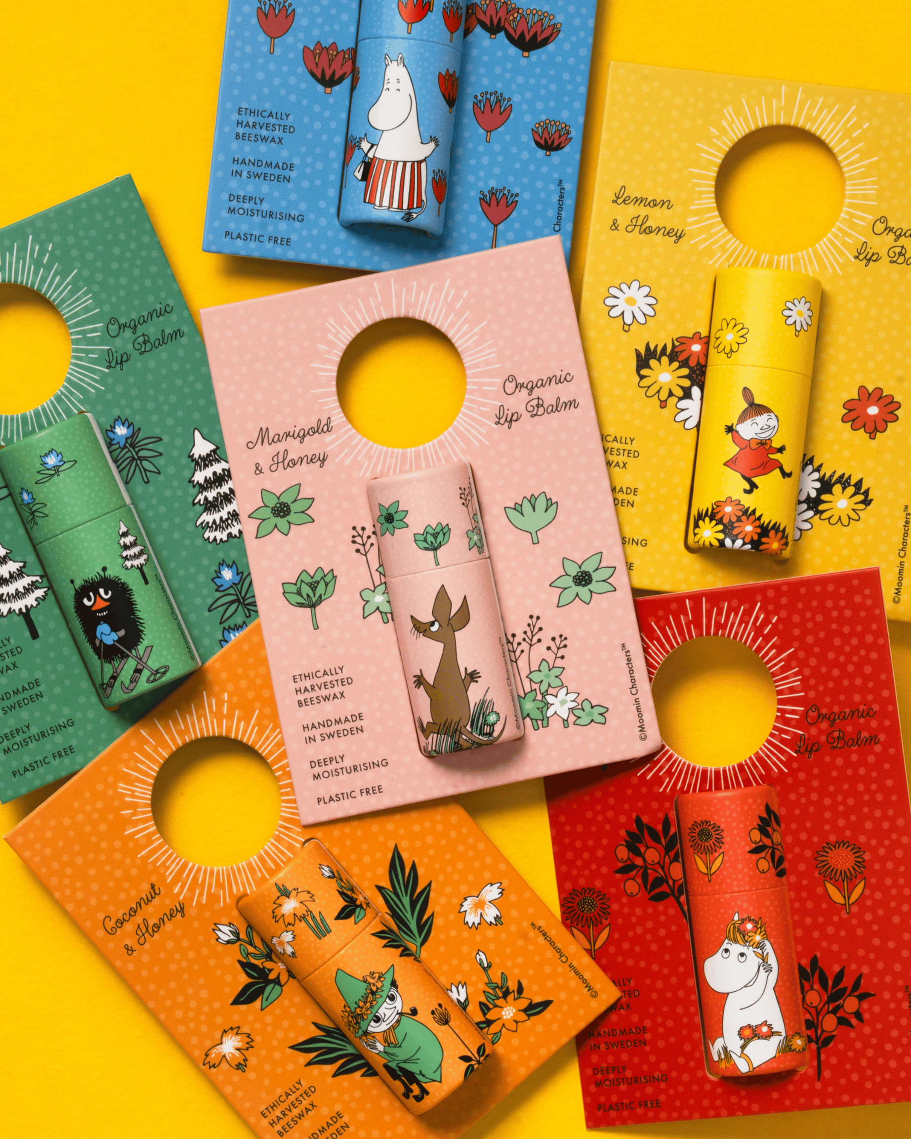 6 st läppcerat med mumin motiv mot en gul bakgrund.