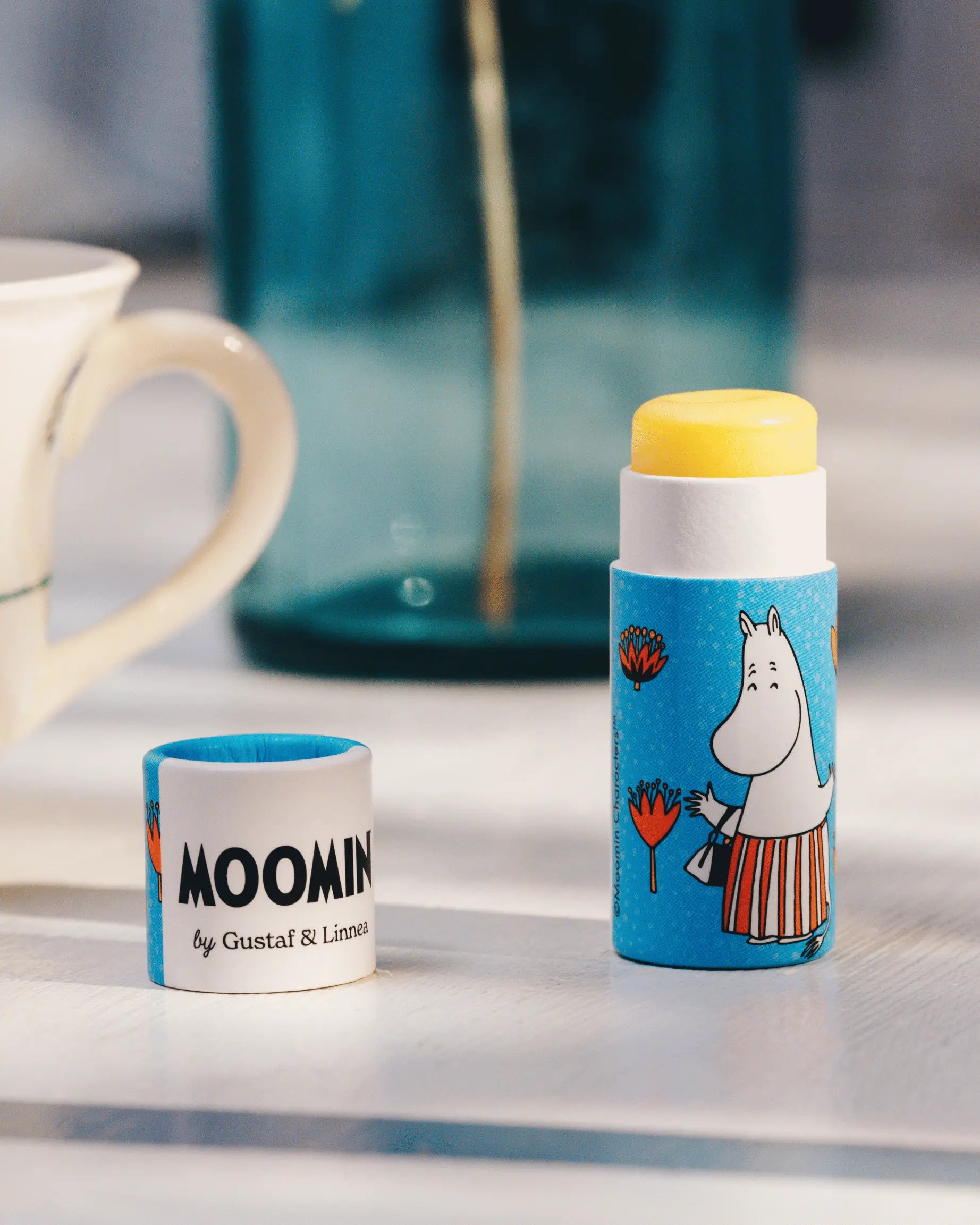 Läppcerat med smak av honung och motiv av muminmamman.