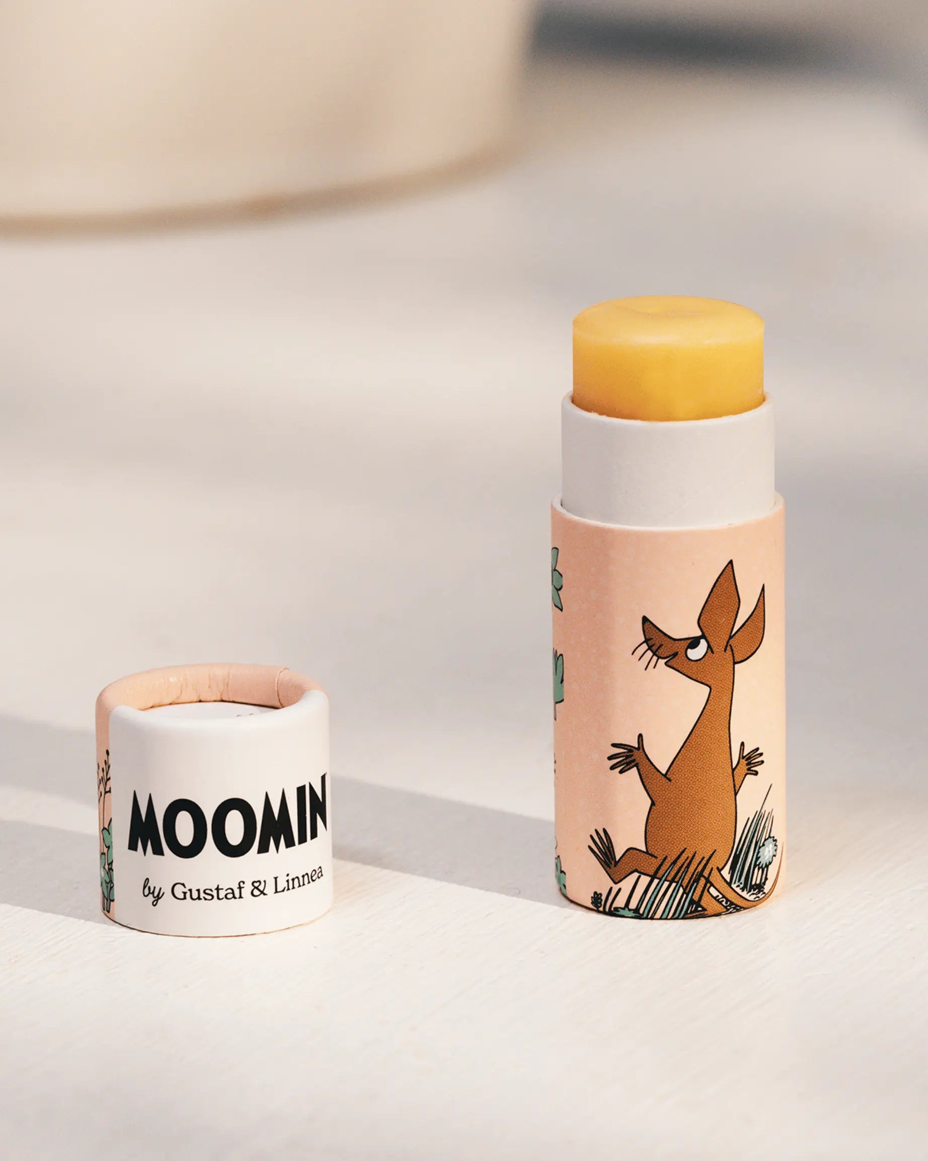 Leppepomade med en smak av ringblomst og et motiv av sniff.