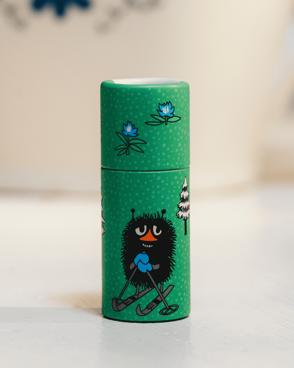 Läppcerat med motiv av stinky och smak av mint.