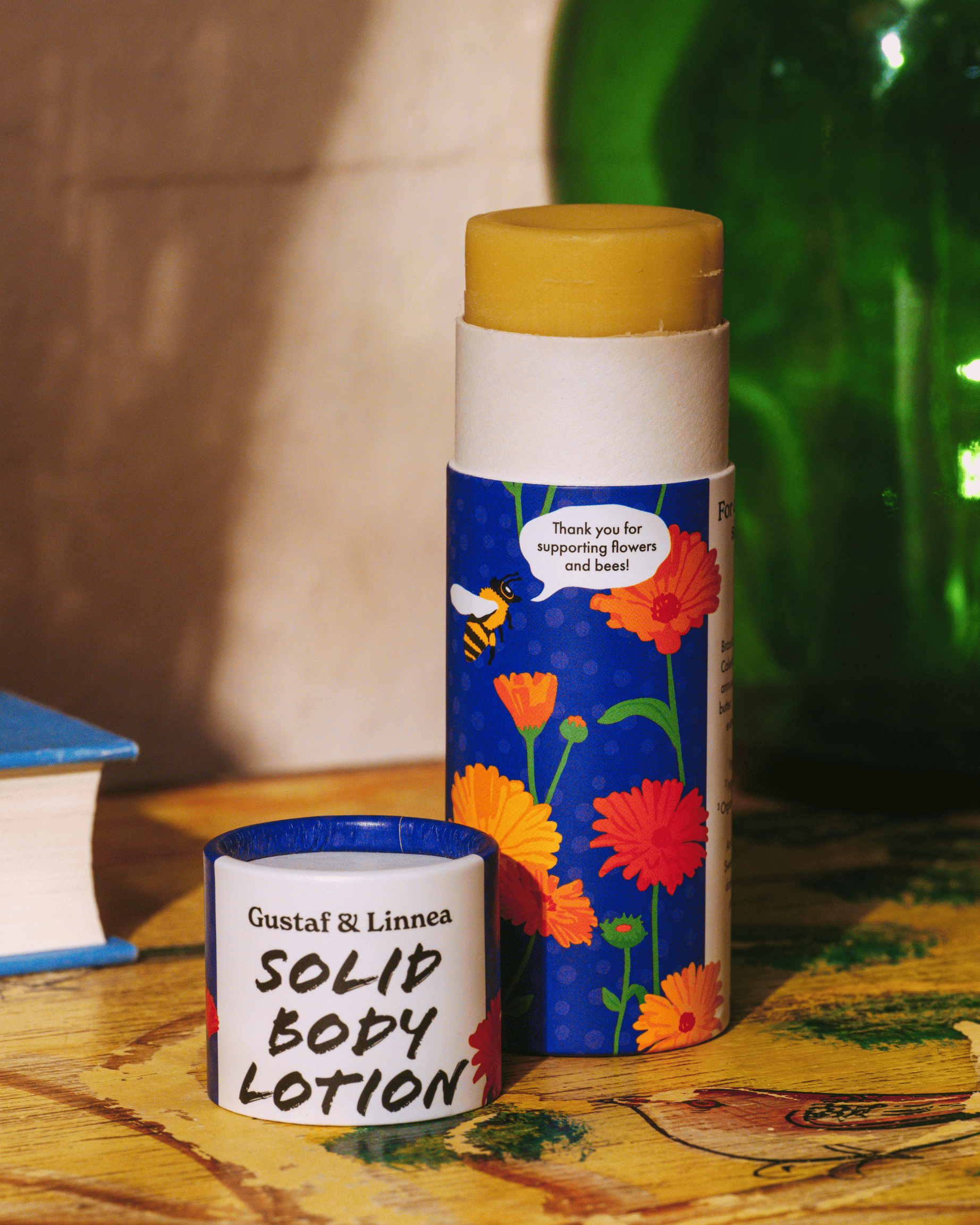 Ett öppnat kroppsstift på ett bord.