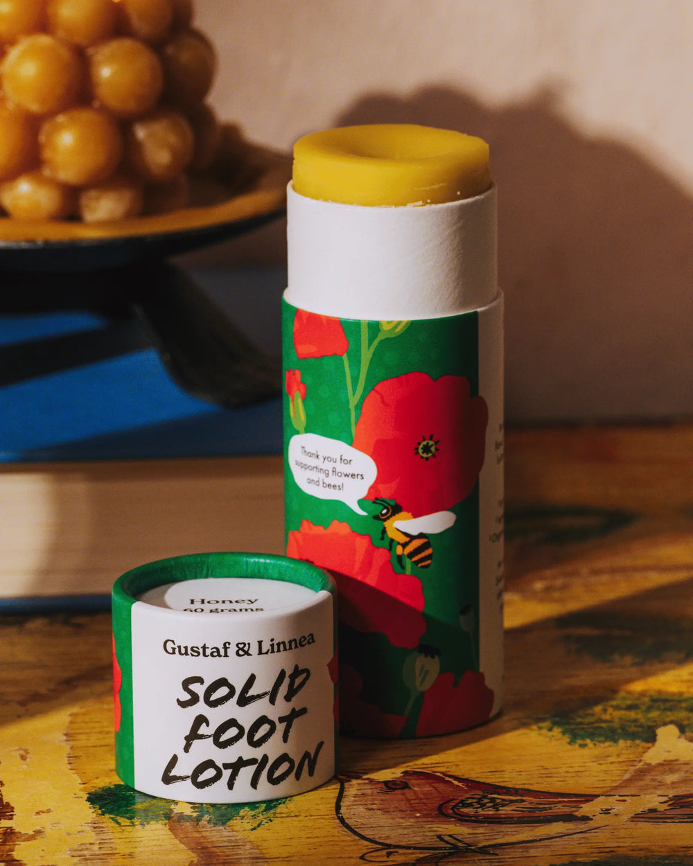 En åpen fotpinne på et bord.